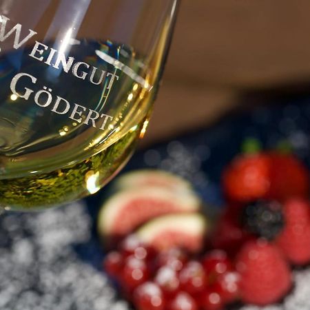 Weingut Gödert Lägenhet Osann-Monzel Exteriör bild
