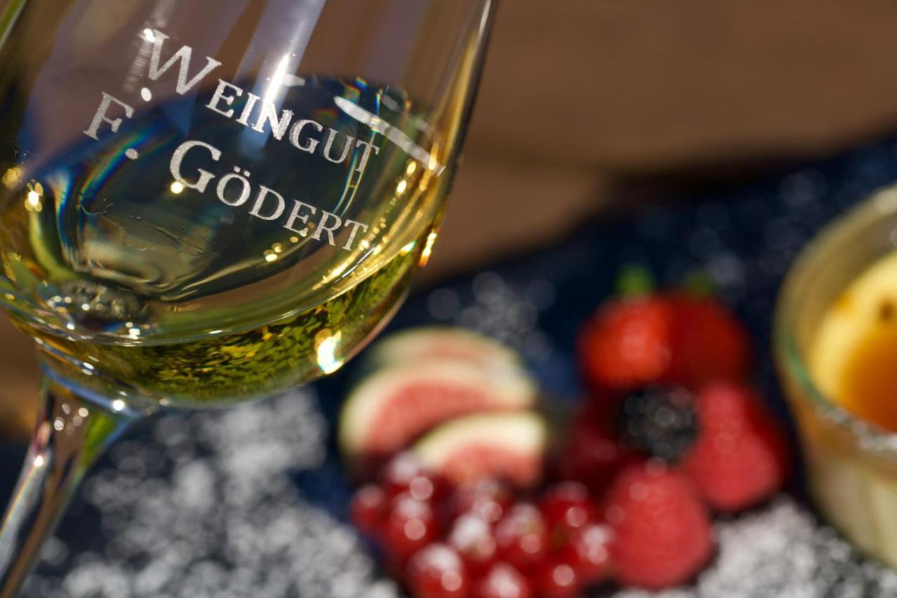 Weingut Gödert Lägenhet Osann-Monzel Exteriör bild